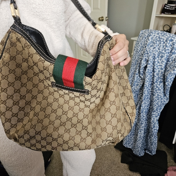 Gucci hobo bag is worn in all four corners otherwise purse is in good condition. - Picture 11 of 13